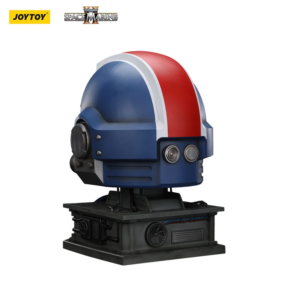 Warhammer 40,000: Space Marine 2 Replik Ultramarines Lieutenant Titus Helm mit Display-Stand 44 cm