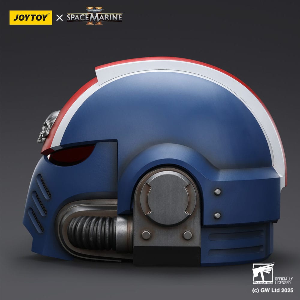 Warhammer 40,000: Space Marine 2 Replik Ultramarines Lieutenant Titus Helm 30 cm