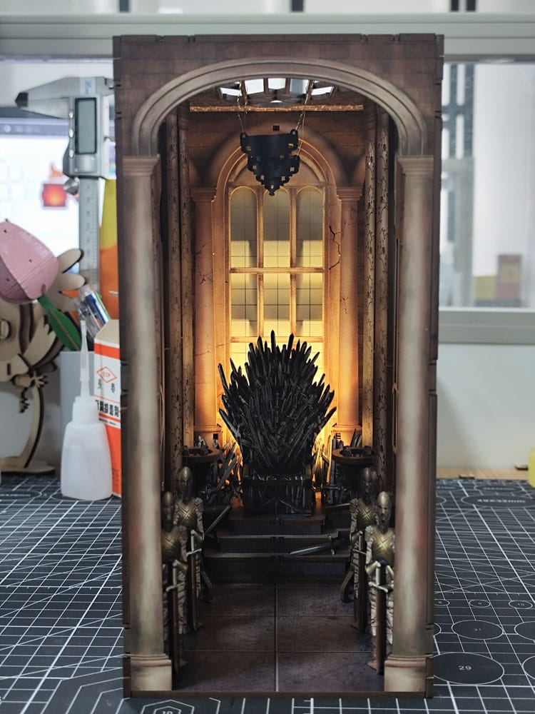 House of the Dragon Tiny Adventures Book Nook Mini-Diorama Iron Throne 23 cm