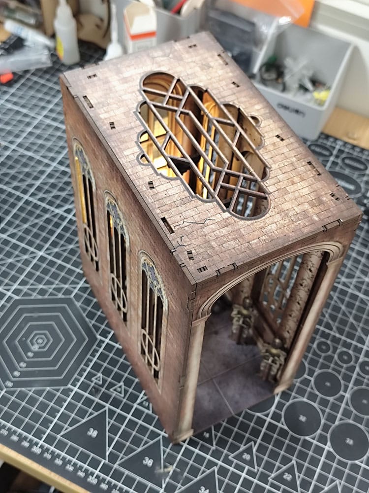 House of the Dragon Tiny Adventures Book Nook Mini-Diorama Iron Throne 23 cm